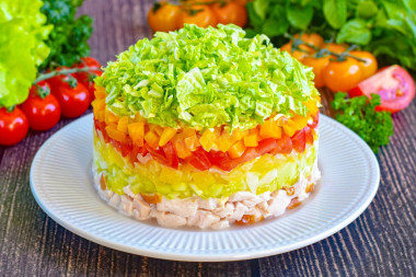 Слоеный салат с копченой курицей