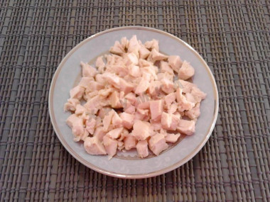 Рецепт - Салат Восторг с малосольным огурцом - Шаг 2 -  Отвариваем куриное филе с половиной чайной ложки соли и нарезаем его на кусочки.