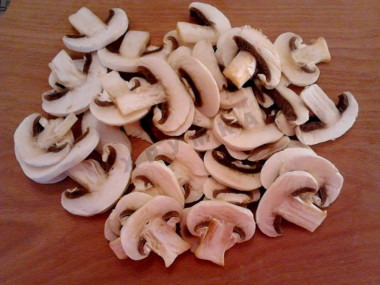 Рецепт - Салат Восторг с малосольным огурцом - Шаг 3 -  Шампиньоны нарезаем пластинками.
