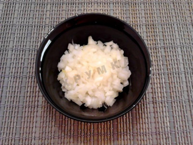 Рецепт - Салат Восторг с малосольным огурцом - Шаг 4 -  Лук мелко шинкуем.