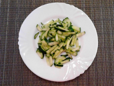 Рецепт - Салат Восторг с малосольным огурцом - Шаг 5 -  Малосольный огурец нарезаем соломкой.