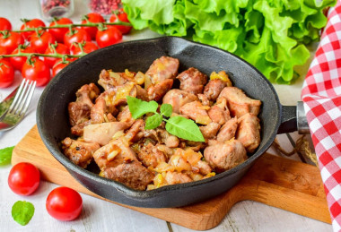 Филе индейки кусочками на сковороде