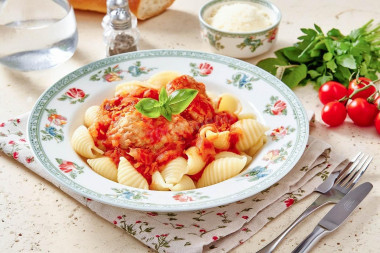 Фрикадельки в томатном соусе на сковороде