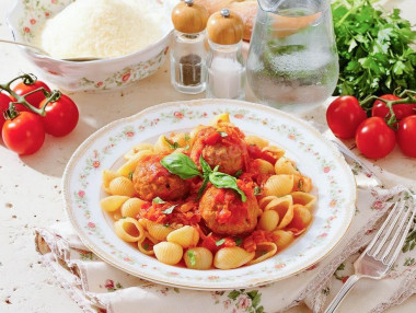 Фрикадельки в томатном соусе на сковороде