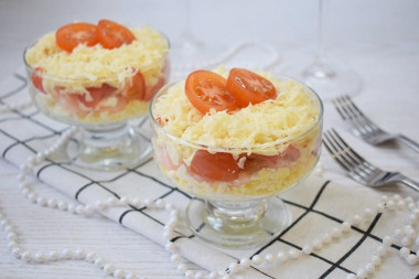 Салат с сыром яйцом и креветками в креманках