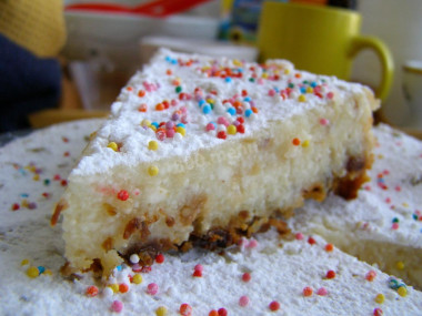Творожная запеканка с манкой изюмом и миндалем в мультиварке