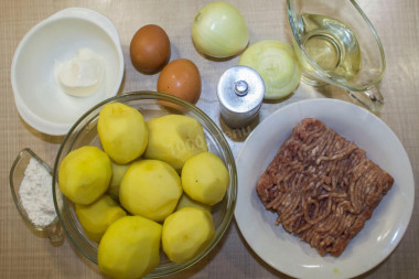 Рецепт - Драники картофельно-мясные жареные - Шаг 1 - Как делать драники с фаршем? Для фарша можно взять любое мясо? куриное, свиное, говяжье или смесь из свинины и говядины. Помойте, обсушите мясной кусок, нарежьте его на небольшие ломтики и прокрутите через мясорубку.