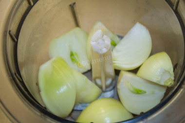 Рецепт - Драники картофельно-мясные жареные - Шаг 2 -  Очистите лук от шелухи, промойте и разрежьте на 4 части. Измельчите в блендере в кашицу. Следите, чтобы не плакали глазки!)