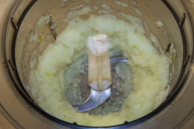 Рецепт - Драники картофельно-мясные жареные - Шаг 3 -  По классике жанра можно воспользоваться и мелкой теркой, но с блендером получается в разы быстрее и лук не раздражает слизистую глаз.