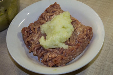 Рецепт - Драники картофельно-мясные жареные - Шаг 4 -  1 стол. л. луковой кашицы добавьте к фаршу. Остальной натертый лук нам понадобится для картошки.