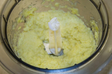 Рецепт - Драники картофельно-мясные жареные - Шаг 5 -  Картофель помойте, очистите. Еще разок промойте и обсушите. Разрежьте на четыре части и отправьте в чашу блендера. Измельчите в кашицу. Если блендера у вас нет, вы можете картошку натереть на мелкой терке или измельчить с помощью кухонного комбайна. Пюре из картошки можно переложить в дуршлаг и поставить над миской, чтобы стек образующийся сок. Ведь лишняя жидкость может испортить блюдо.