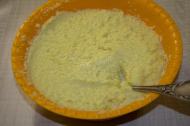 Рецепт - Драники картофельно-мясные жареные - Шаг 6 -  Картофельную кашицу переложите в миску подходящего размера. Добавьте натертый лук. С ним масса не потемнеет, что для драников очень существенно.