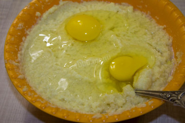 Рецепт - Драники картофельно-мясные жареные - Шаг 7 -  Хорошо помойте под проточной водой два крупных куриных яйца. Добавьте их в картофельное тесто.