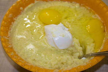 Рецепт - Драники картофельно-мясные жареные - Шаг 8 -  Теперь добавляйте сметану. Этот компонент кладется по желанию, но это, опять же, залог того, что картошка не потемнеет. Вместо сметаны в тесто можно влить ложку кефира.