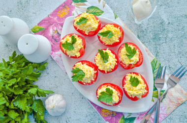 Помидоры фаршированные сыром чесноком и яйцом
