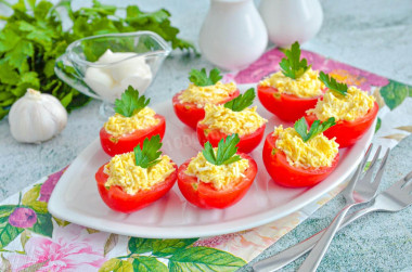 Помидоры фаршированные сыром чесноком и яйцом