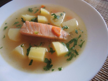 Рыбный суп уха из красной рыбы с кинзой