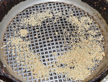 Рецепт - Салат говяжий с пекинской капустой и соевым соусом - Шаг 8 -  На сухой, раскаленной сковороде аккуратно, чтобы не пригорел, обжариваем до лёгкого золотого оттенка кунжут. Важно: Если кунжут передержать на сковороде, он станет горьким и испортит вкус салата.