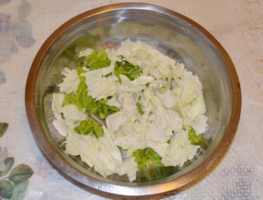 Рецепт - Салат говяжий с пекинской капустой и соевым соусом - Шаг 9 -  В глубокую миску руками рвём крупными кусочками листья пекинской капусты и салатные листья. Если их нарезать ножом, они быстро потускнеют и утратят свежий вид.