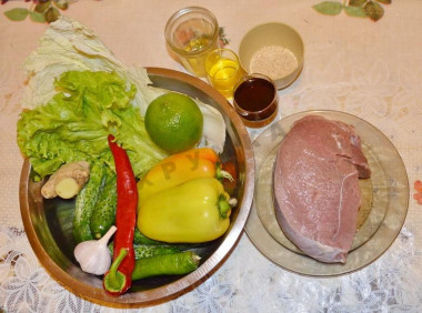 Рецепт - Салат говяжий с пекинской капустой и соевым соусом - Шаг 1 - Продукты, необходимые для выполнения рецепта. Мясо и все овощи тщательно вымыты.