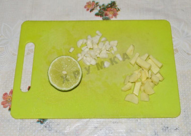 Рецепт - Салат говяжий с пекинской капустой и соевым соусом - Шаг 2 -  Разрезаем лайм, крупно рубим очищенные чеснок и корень имбиря.