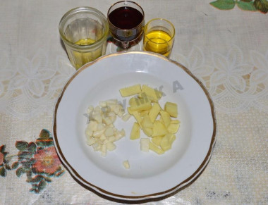 Рецепт - Салат говяжий с пекинской капустой и соевым соусом - Шаг 3 -  Готовим маринад для мяса. Высыпаем в тарелку или пиалу измельченные чеснок и имбирь.