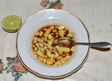 Рецепт - Салат говяжий с пекинской капустой и соевым соусом - Шаг 4 -  Вливаем оливковое масло, мёд, соевый соус, выжимаем сок лайма, немного присаливаем, тщательно всё перемешиваем. Маринад готов!