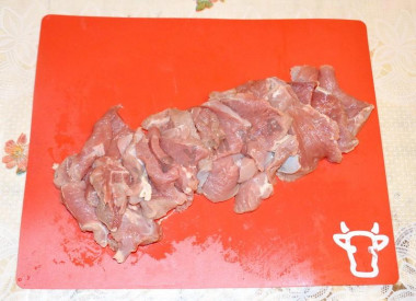 Рецепт - Салат говяжий с пекинской капустой и соевым соусом - Шаг 5 -  Нарезаем мясо крупными кусками.