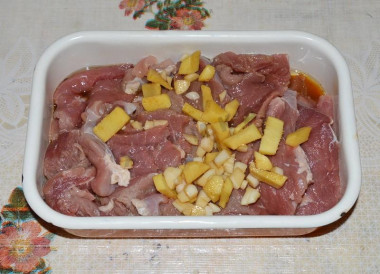 Рецепт - Салат говяжий с пекинской капустой и соевым соусом - Шаг 6 -  Кладём мясо в емкость, заливаем маринадом. Тщательно перемешиваем, чтобы мясо равномерно пропиталось маринадом, накрываем крышкой и отставляем в сторону настояться. Желательно выдержать мясо в маринаде хотя бы 30 минут, если Вы спешите. Идеально - продержать его в холодильнике всю ночь, а то и половину суток. В этом случае приготовленное мясо будет очень мягким и нежным.