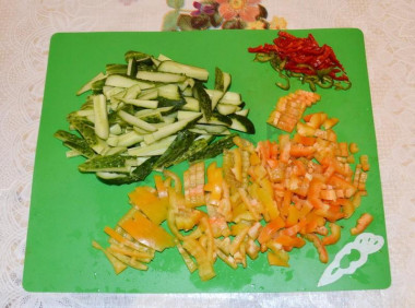 Рецепт - Салат говяжий с пекинской капустой и соевым соусом - Шаг 7 -  Нарезаем крупной соломкой огурцы, очищенный от семян болгарский перец. Очень тонко нарезаем небольшой кусочек перца чили, предварительно освободив его от семян, которые дают лишнюю остроту.