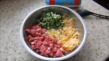 Рецепт - Рулет из лаваша с копченой колбасой и сыром - Шаг 1 - Подготовить все необходимые ингредиенты. Вместо копченой колбасы можно взять полукопченую, так рулет получится нежнее. Яйца отварить до готовности и остудить в холодной воде. Яйца и сыр потереть на крупной терке. Колбасу и огурец порезать мелким кубиком.