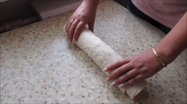 Рецепт - Рулет из лаваша с копченой колбасой и сыром - Шаг 3 -  Свернуть лаваш в рулет, обмотать пищевой пленкой или поместить в полиэтиленовые пакеты, и отправить в холодильник на 2-3 часа, чтобы он хорошо пропитался. Готовый лаваш порезать на порционные куски, выложить на блюдо и подавать к столу.