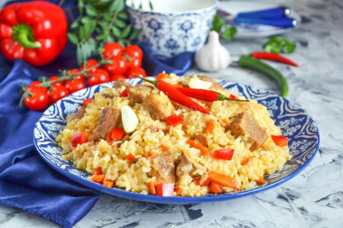 Плов из свинины в кастрюле на плите рассыпчатый