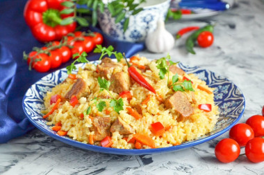 Плов из свинины в кастрюле на плите рассыпчатый