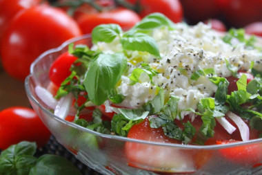 Салат с помидорами, творогом и базиликом