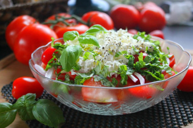 Салат с базиликом помидорами и сыром