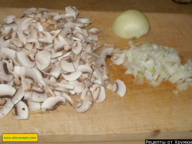 Рецепт - Солянка капустная с шампиньонами и томатной пастой - Шаг 3 -  Одну луковицу чистим и режем на полукольца или кубики. Грибы моем и нарезаем тонкими пластинами.