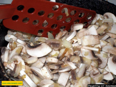 Рецепт - Солянка капустная с шампиньонами и томатной пастой - Шаг 5 -  Растительное масло вливаем в глубокую сковороду, прогреваем его, добавляем лук (1 шт) и жарим его до золотистого цвета. Нужно при этом лук постоянно размешивать. Теперь добавляем к луку шампиньоны. Жарим все до тех пор, пока грибы не будут полностью готовы. Теперь солим и добавляем черный молотый перец. Перемешиваем.