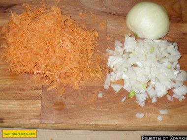 Рецепт - Солянка капустная с шампиньонами и томатной пастой - Шаг 4 -  Морковь чистим и натираем на мелкой терке, чистим и измельчаем еще одну луковицу - ее обжарим с морковкой.