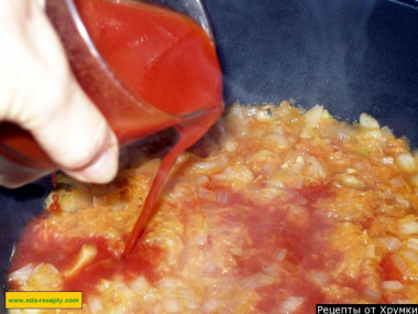 Рецепт - Солянка капустная с шампиньонами и томатной пастой - Шаг 6 -  Перекладываем поджарку в сотейник или кастрюлю. Теперь кладем на освободившуюся сковороду вторую луковицу и морковь. Жарим до изменения цвета лука на золотистый, постоянно помешивая. Разводим в воде томатную пасту, чтобы получилось около 120-150 мл сока.Вливаем томатный сок и тушим на медленном огне. После солим и перчим.