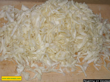 Рецепт - Солянка капустная с шампиньонами и томатной пастой - Шаг 2 -  Мелко шинкуем капусту.