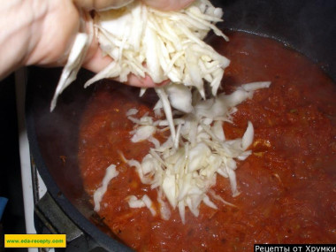 Рецепт - Солянка капустная с шампиньонами и томатной пастой - Шаг 7 -  Когда масса изменит цвет с красного на оранжевый, добавляем в кастрюлю нашинкованную и обмятую руками капусту.