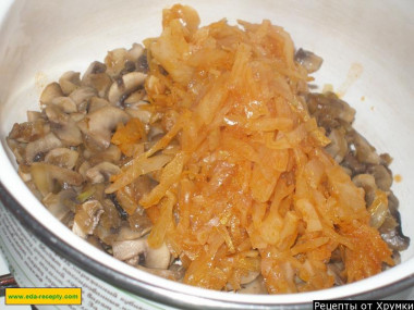 Рецепт - Солянка капустная с шампиньонами и томатной пастой - Шаг 8 -  В готовом виде капуста станет более тонкой и мягкой. Цвет ее сделается оранжевым. Теперь перекладываем капусту к грибам, перемешиваем и держим на медленном огне еще минуты две. Такая солянка с грибами годится и в качестве начинки для пирога.