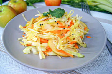 Салат из капусты с яблоками, морковью и кунжутом