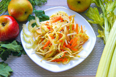 Салат из капусты с яблоками, морковью и кунжутом