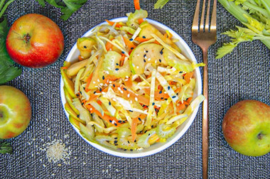 Салат из капусты с яблоками, морковью и кунжутом