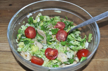 Рецепт - Салат Цезарь с перепелиным яйцом и пекинской капустой - Шаг 9 -  Добавляем помидоры черри, разрезанные на две половинки. Перемешиваем аккуратно.