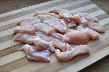 Рецепт - Салат Цезарь с перепелиным яйцом и пекинской капустой - Шаг 2 -  Вначале займемся филе. Помоем его и удалим пленочки и лишний жир. Нарезаем продолговатыми плоскими кусочками. Я их делаю среднего размера.