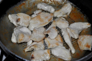 Рецепт - Салат Цезарь с перепелиным яйцом и пекинской капустой - Шаг 3 -  Обжариваем мясо на масле на среднем огне около 10 минут. Солим его. Когда начнет появляться золотистая корочка (слегка) можно его выключать и перекладывать на тарелку.