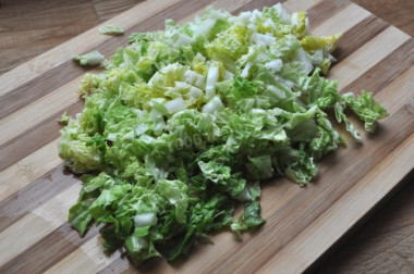 Рецепт - Салат Цезарь с перепелиным яйцом и пекинской капустой - Шаг 4 -  Пекинскую капусту нарезаем мелко, сняв предварительно с нее верхние листья и промыв под водой. Перепелиные яйца ставим вариться на 10 минут.